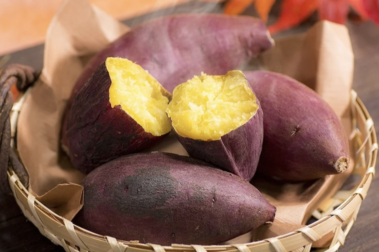竹かごに盛られた紅はるかの焼き芋
