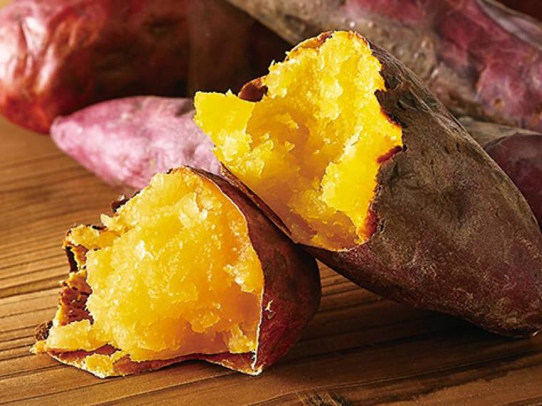 半分に割られた鳴門金時の焼き芋