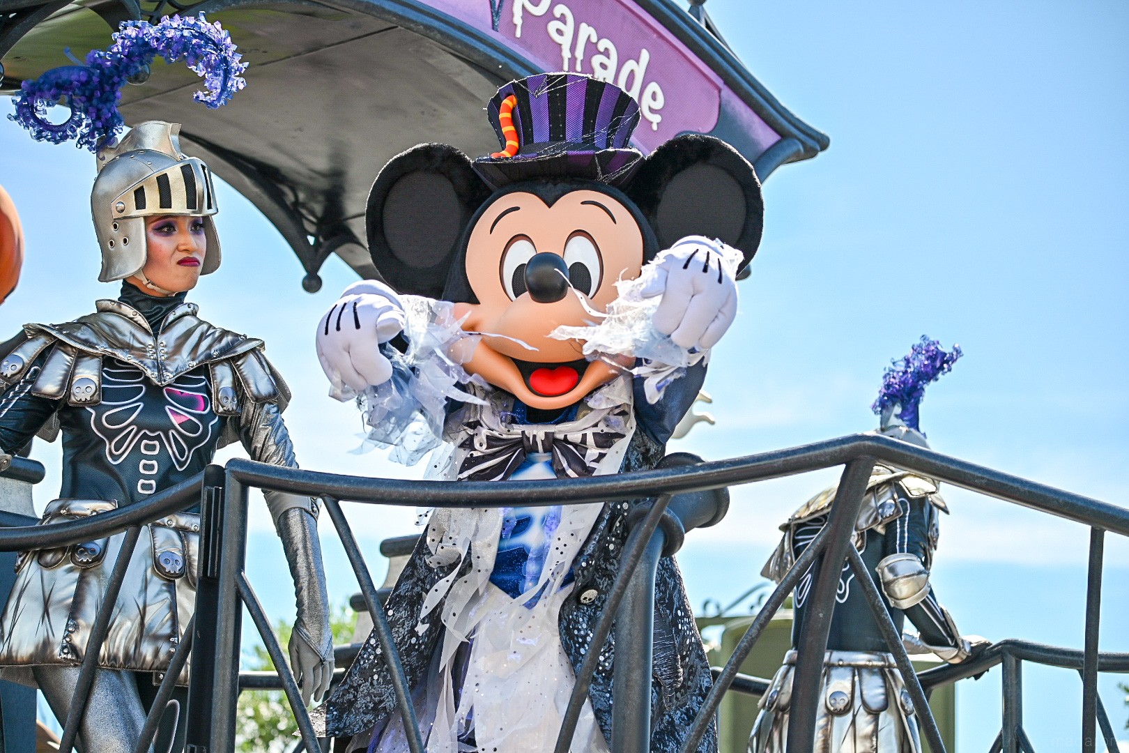 ディズニー ダンサー 足上げ 東京ディズニーランド®ハロウィーンの見所は？4年ぶりにフロート停止演出＆ダンサー復活！ - macaroni