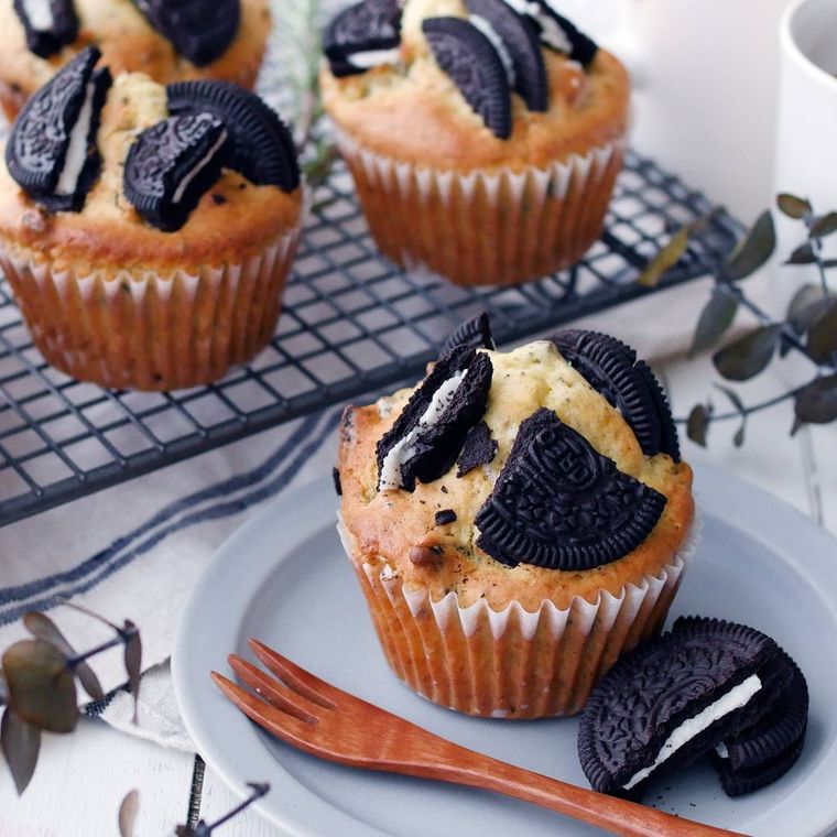 グレーのプレートに盛り付けたココアクッキーマフィン