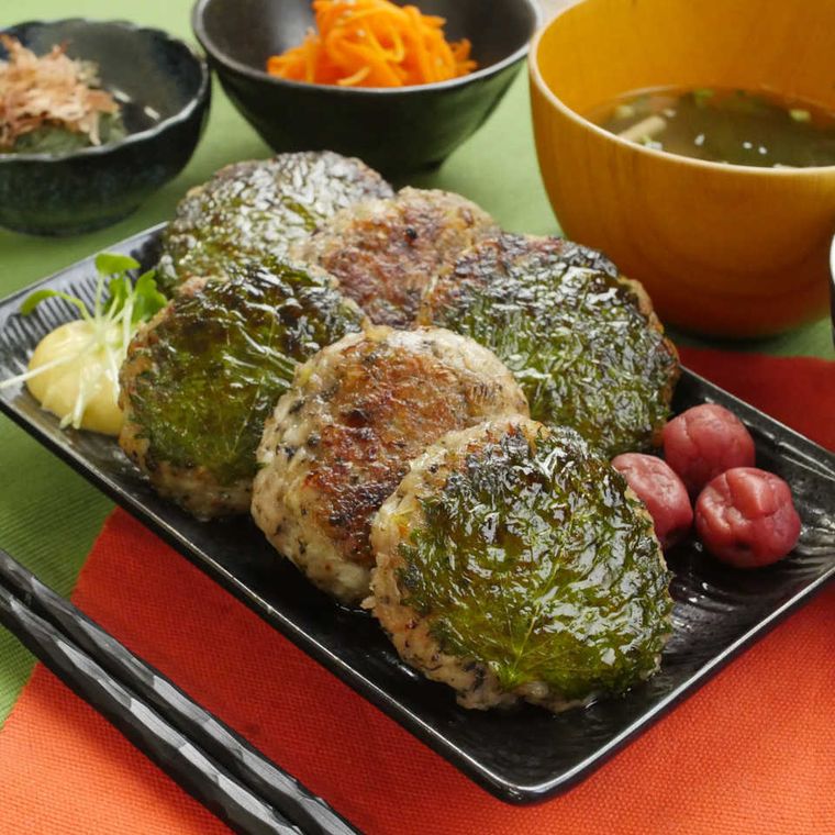 大葉が巻かれた鶏つくねに梅干しが添えられている