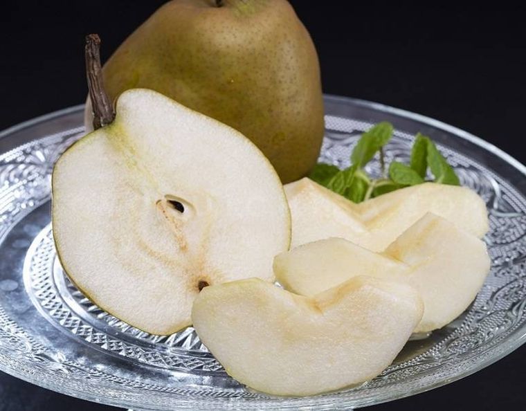 ガラスの皿にカットしたゴールド・ラ・フランスが盛られている