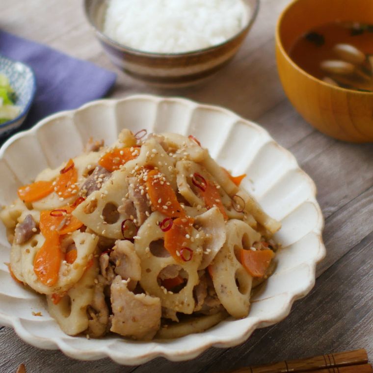 器に盛られた豚肉とれんこんの味噌きんぴら