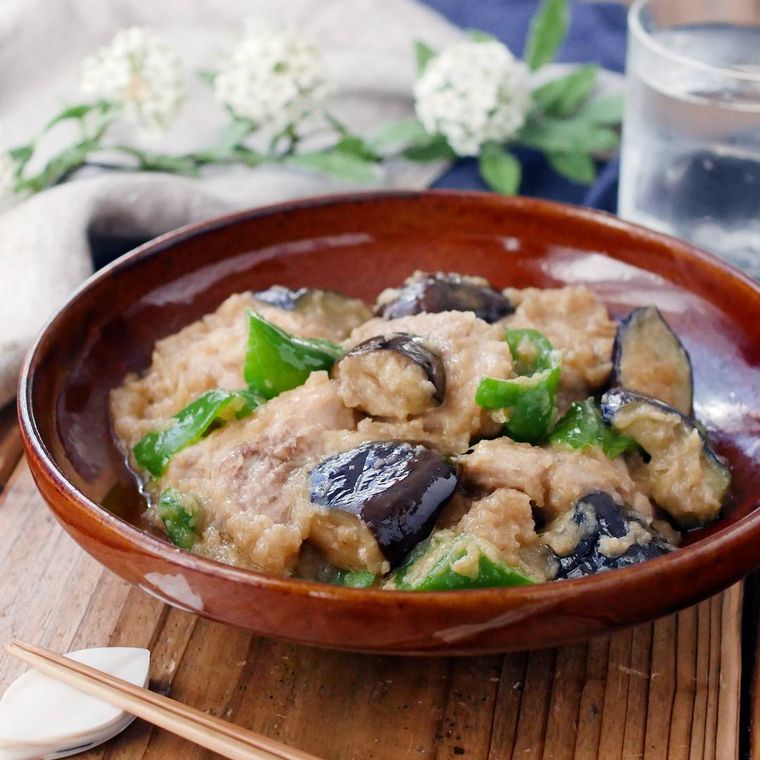 器に盛られた鶏肉となすの生姜焼き