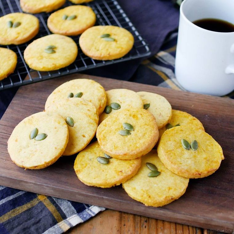 木製のカッティングボードにのったかぼちゃクッキー