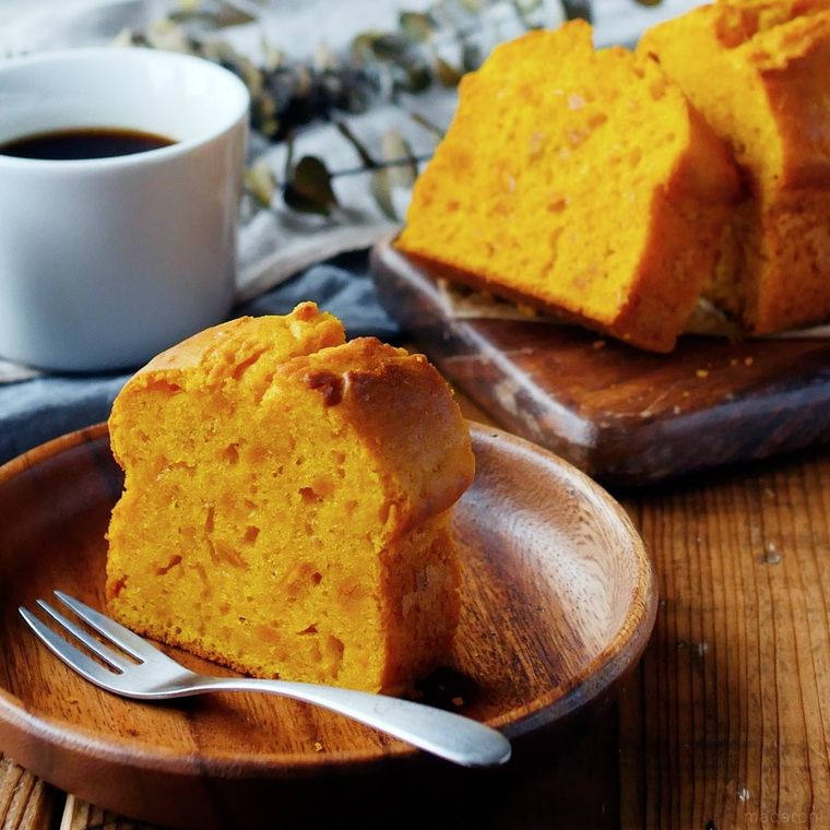 木製の皿に盛り付けたかぼちゃのパウンドケーキ