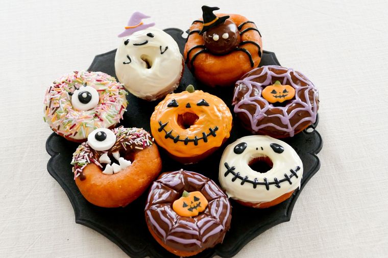 ハロウィンドーナツが8個並ぶ黒い大皿