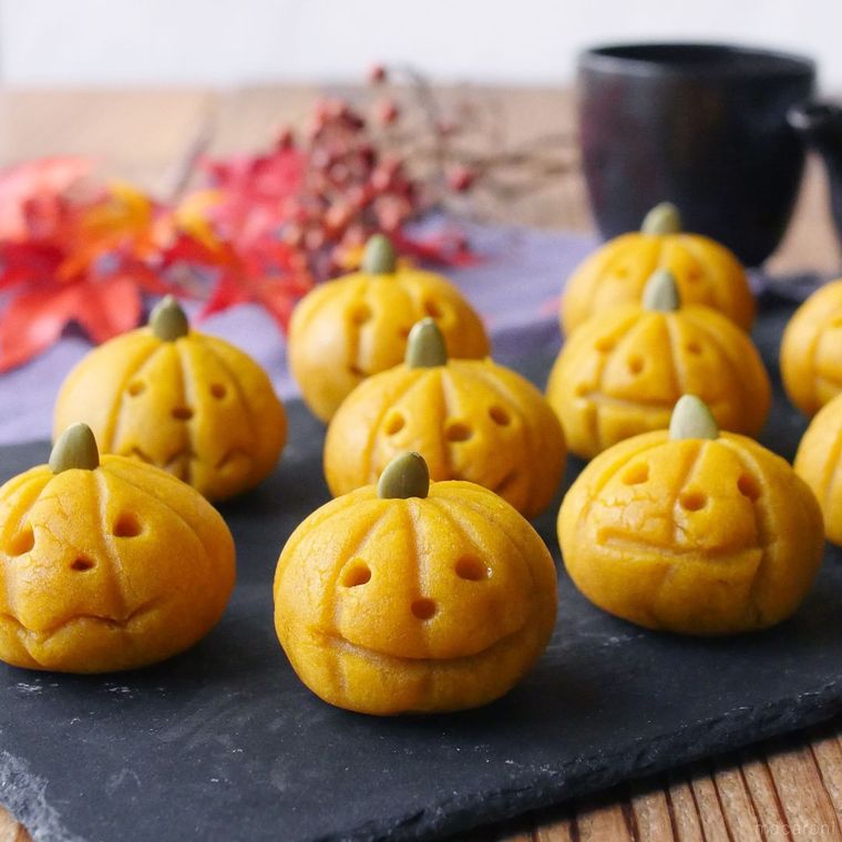 黒い皿に並んだおばけかぼちゃの桃山