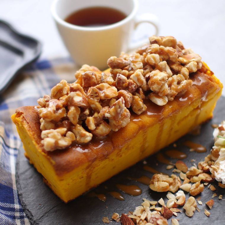 黒い板に盛りつけられたキャラメルナッツのガトーパンプキン