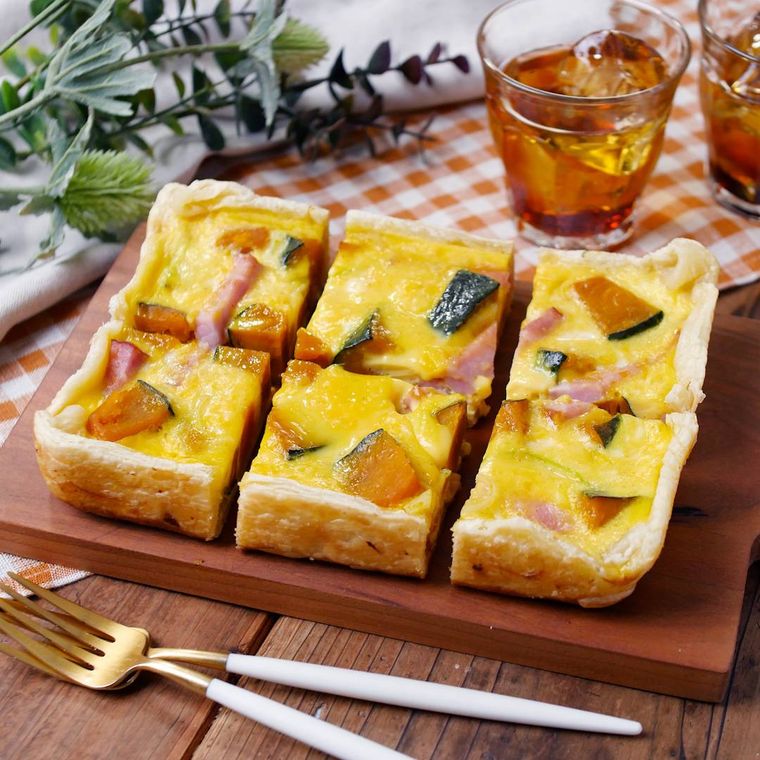 卵焼き器で作ったかぼちゃとベーコンのキッシュがカッティングボードにのっているところ