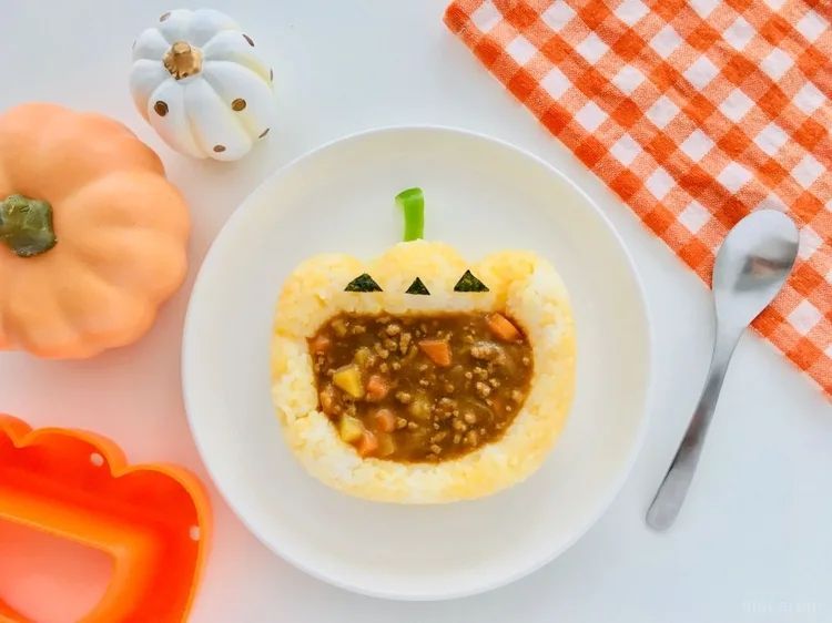 セリアのごはん抜き型 ハロウィンパーティーでつくったデコカレー