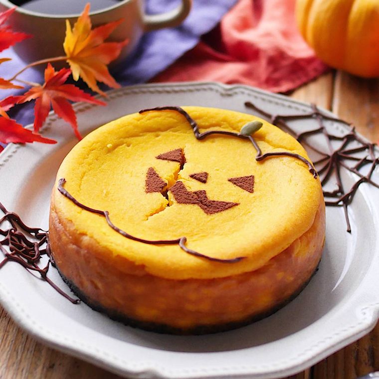 ハロウィンにぴったりパンプキンチーズケーキが皿に置かれている