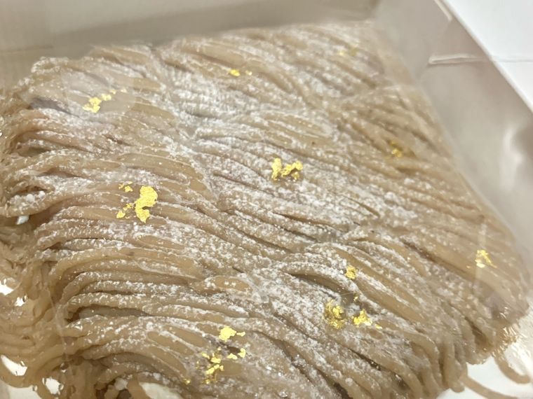 波のような栗のペーストが乗った鎌倉五郎大丸東京店の和菓子屋のモンブラン小波