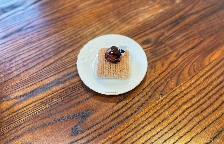 マサヒコオズミパリのモンブランがテーブルに置かれている
