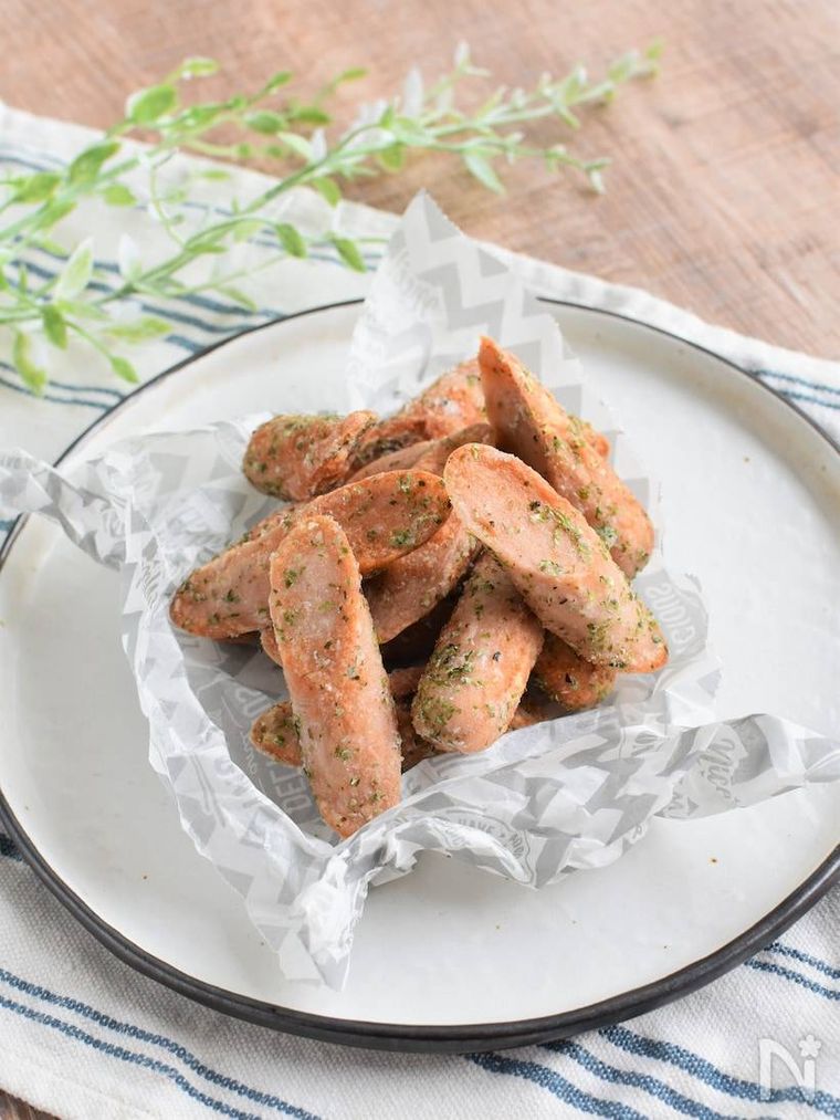 白くて平らな器に盛られた魚肉ソーセージの磯部揚げ