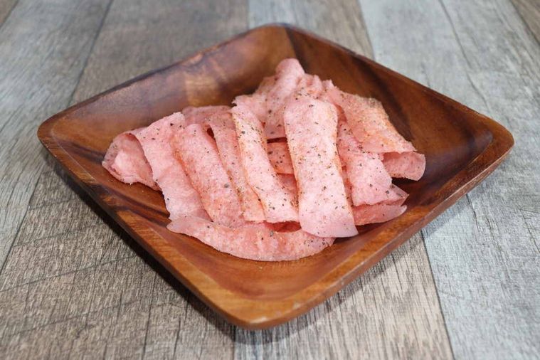 木製の皿に盛り付けた魚肉ソーセージジャーキー