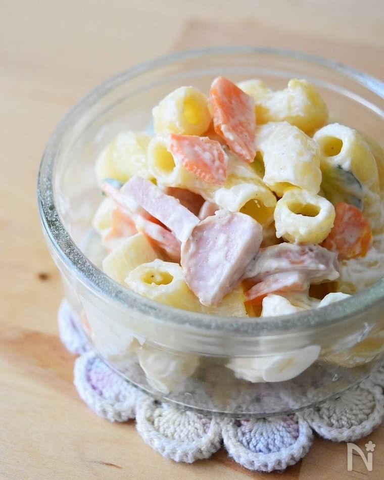 ガラスの容器に入っている魚肉ソーセージ入りマカロニサラダ