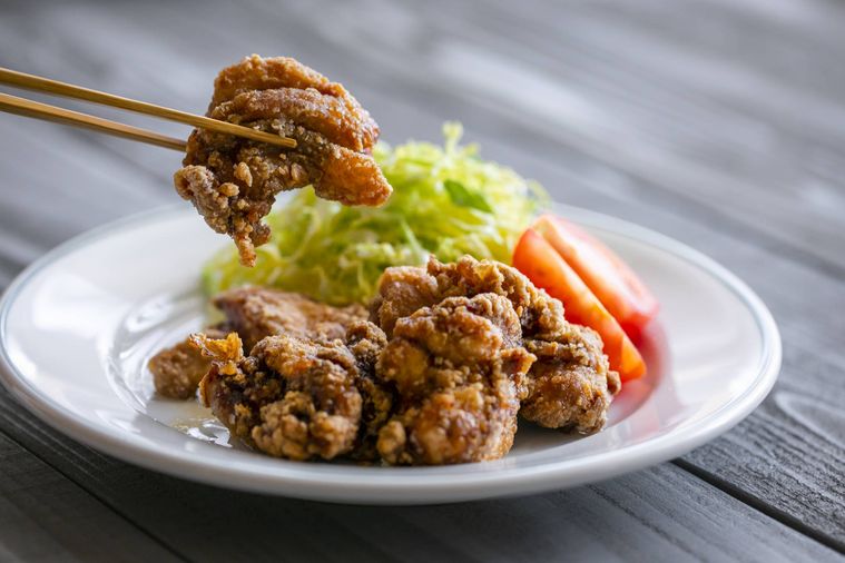 皿に盛られた鶏もも肉の焼きそばソース漬け