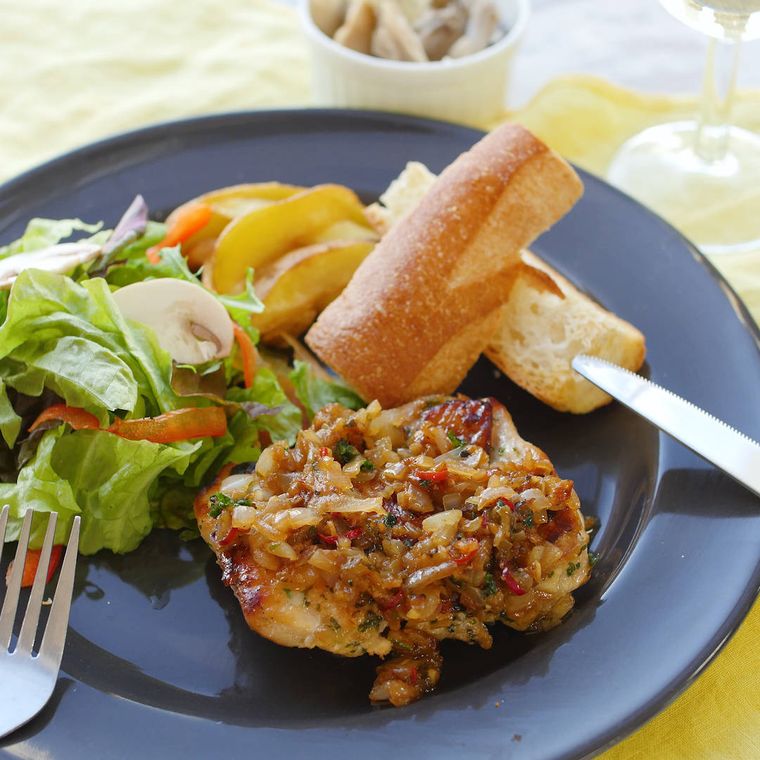 皿に並べられたディアボラ風チキン、サラダ、バゲット