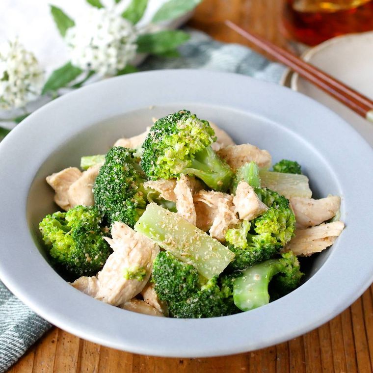 青の皿にのったささみとブロッコリーのごま和え