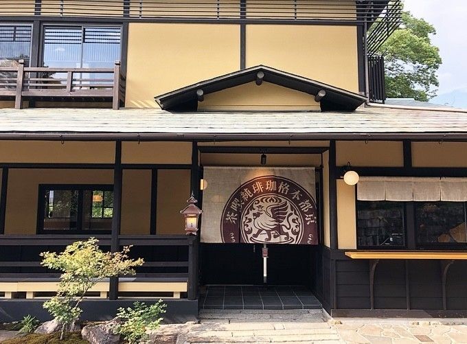 和の建物と大きな暖簾が見える「イクスカフェ祇園八坂店」の外観