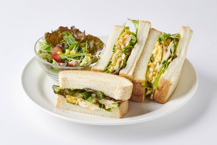 サンドイッチにサラダが添えられている