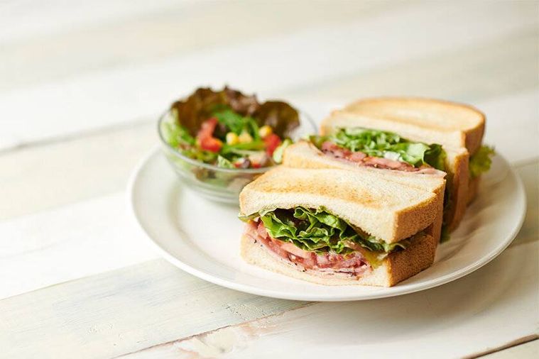 サンドイッチにサラダが添えられている