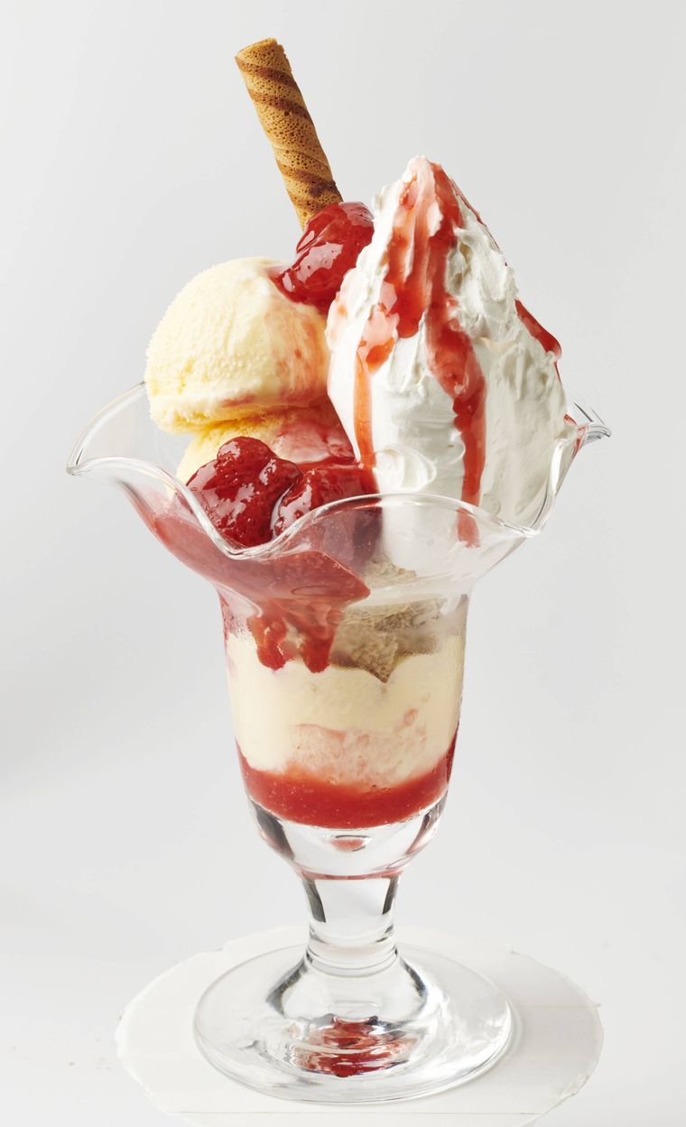 バニラアイス、ホイップクリーム、苺ソースなどが入ったパフェ
