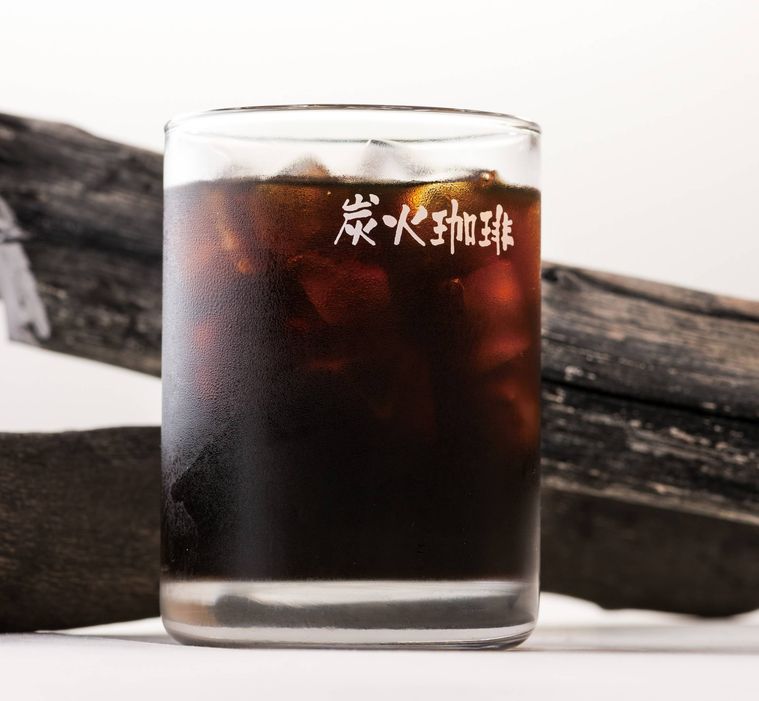 炭火アイスコーヒーが入ったグラス