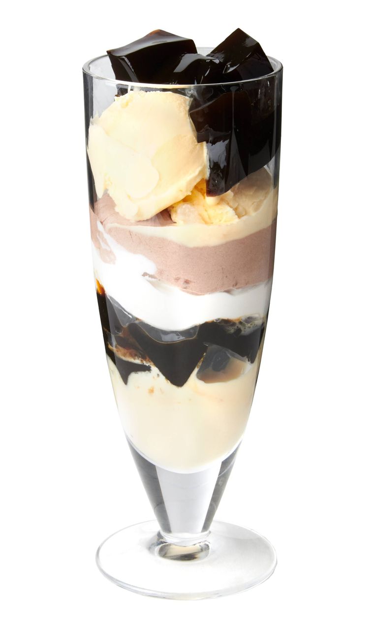 コーヒーゼリー、バニラアイス、チョコクリームなどが入ったデザート