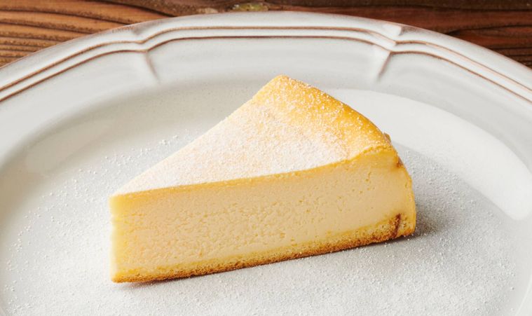 皿に盛られたニューヨークチーズケーキ