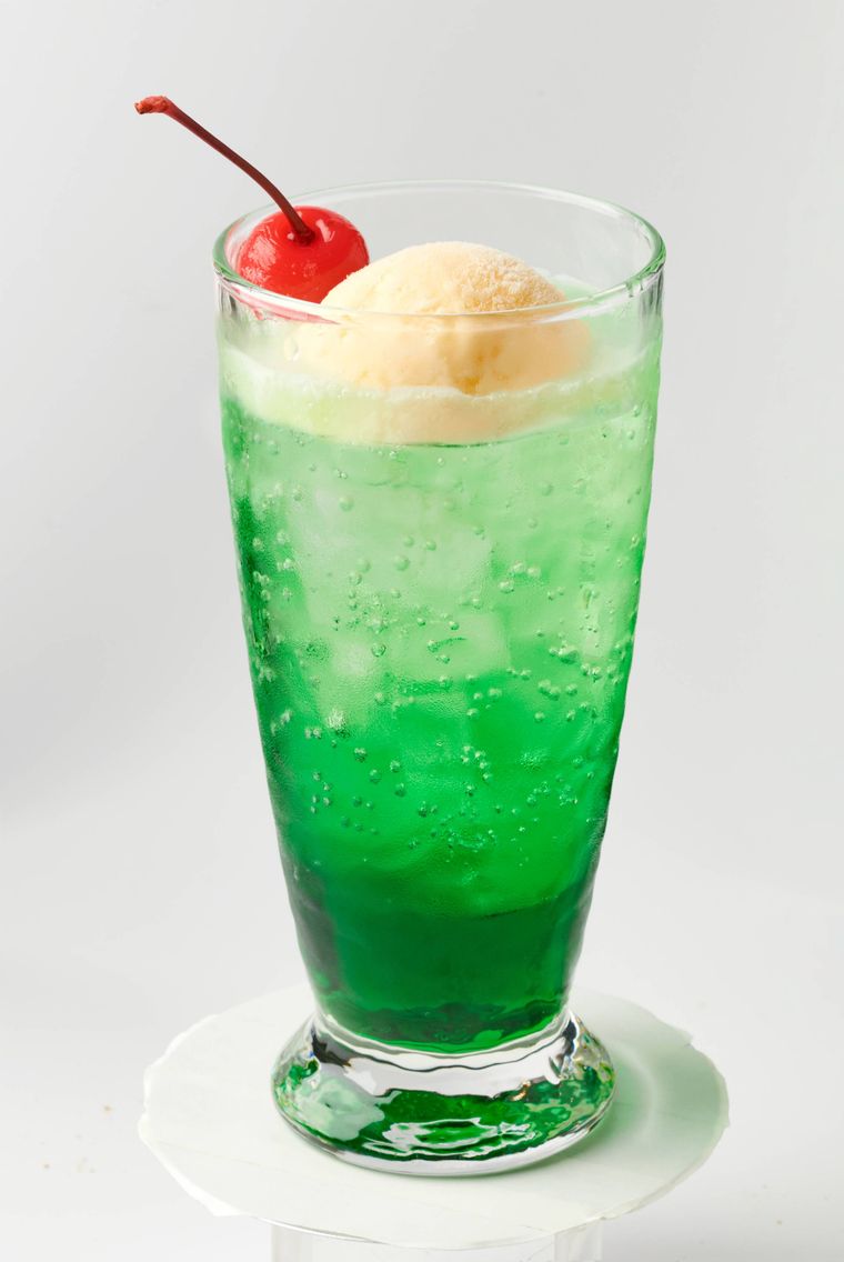 バニラアイスとさくらんぼがのったクリームソーダ