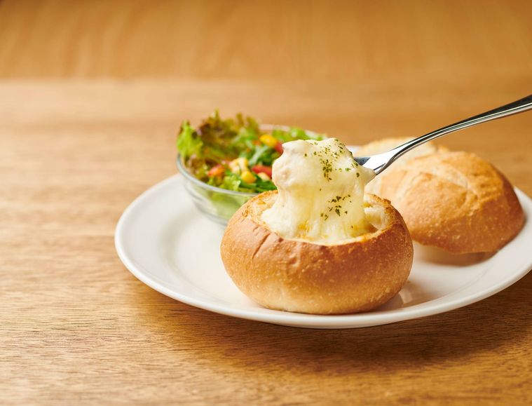 ホワイトグラタンパンにサラダが添えられている