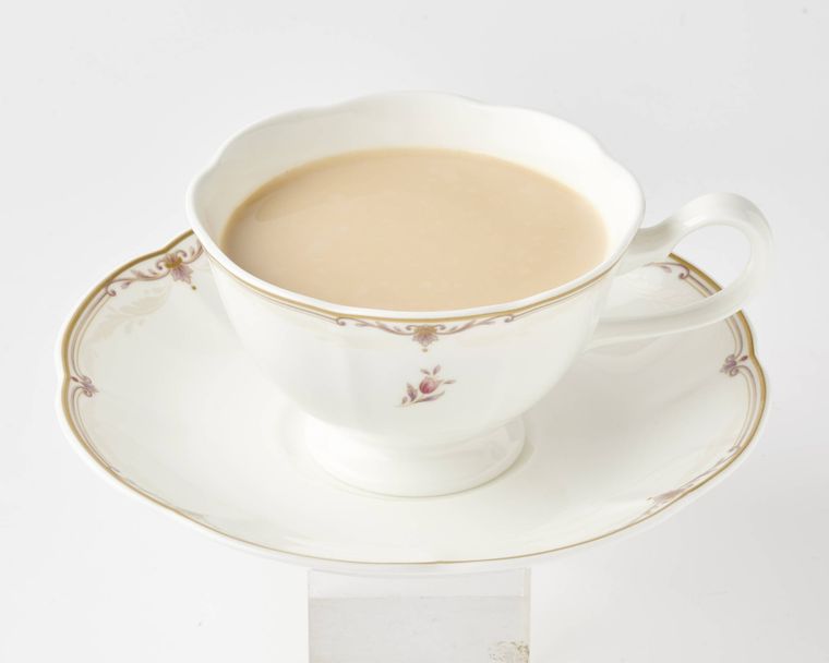 ロイヤルミルクティーが入ったティーカップ