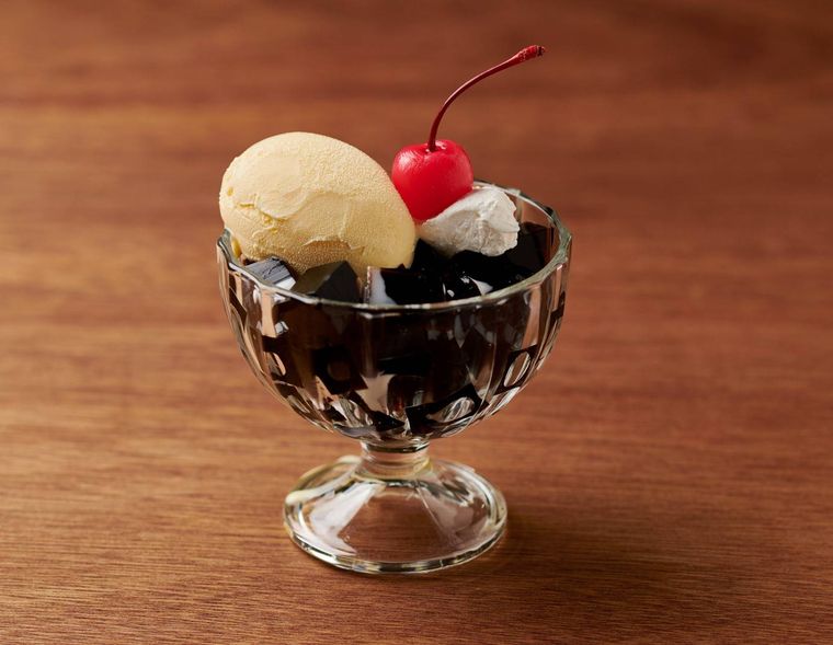アイス、クリーム、さくらんぼがトッピングされたコーヒーゼリー