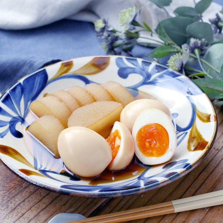 器に盛られた大根と卵の煮物