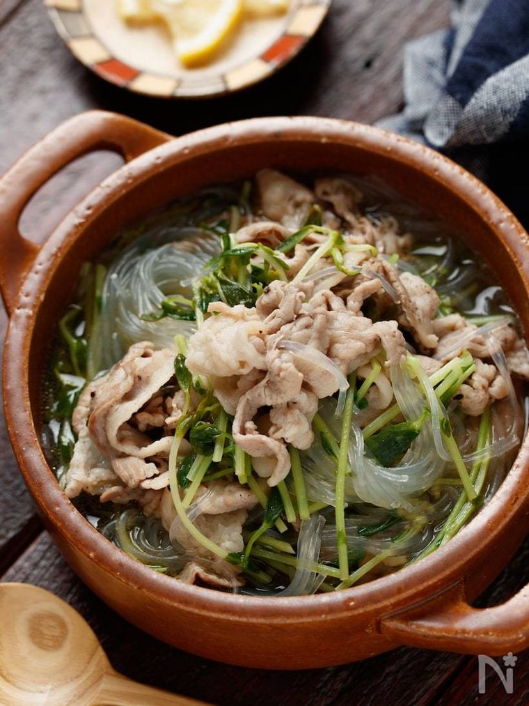 茶色い耳付きの器に入れられた豆苗のフォー風春雨スープ