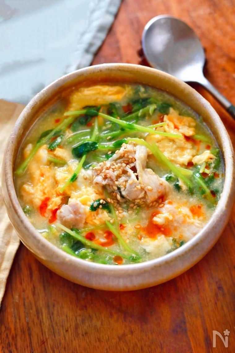 丸い器に入った豆苗と豚バラのふわ卵スープと銀色のスプーン