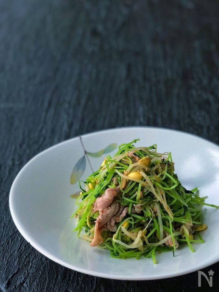 白い小皿にのせられた豆苗と豆もやしと豚しゃぶのナムル風