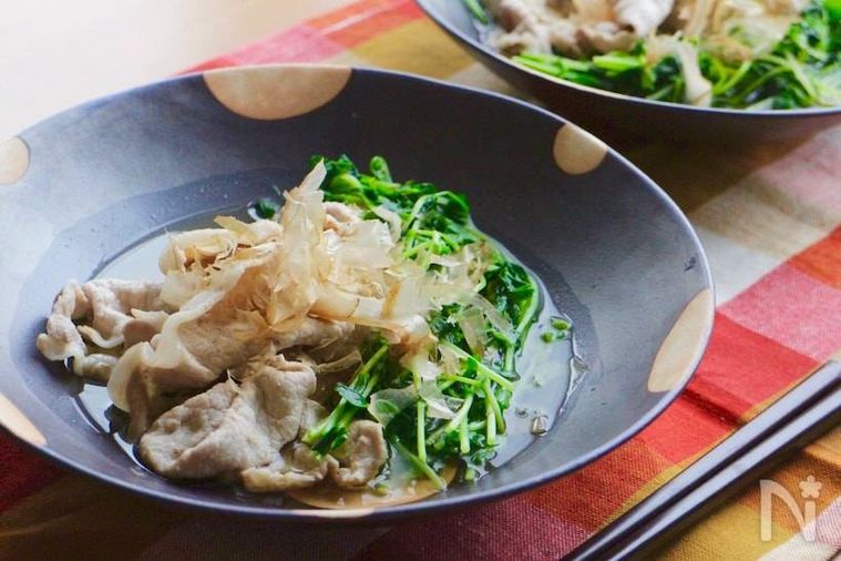 ドット模様の入った器に豚肉と豆苗の煮浸しが盛られている様子