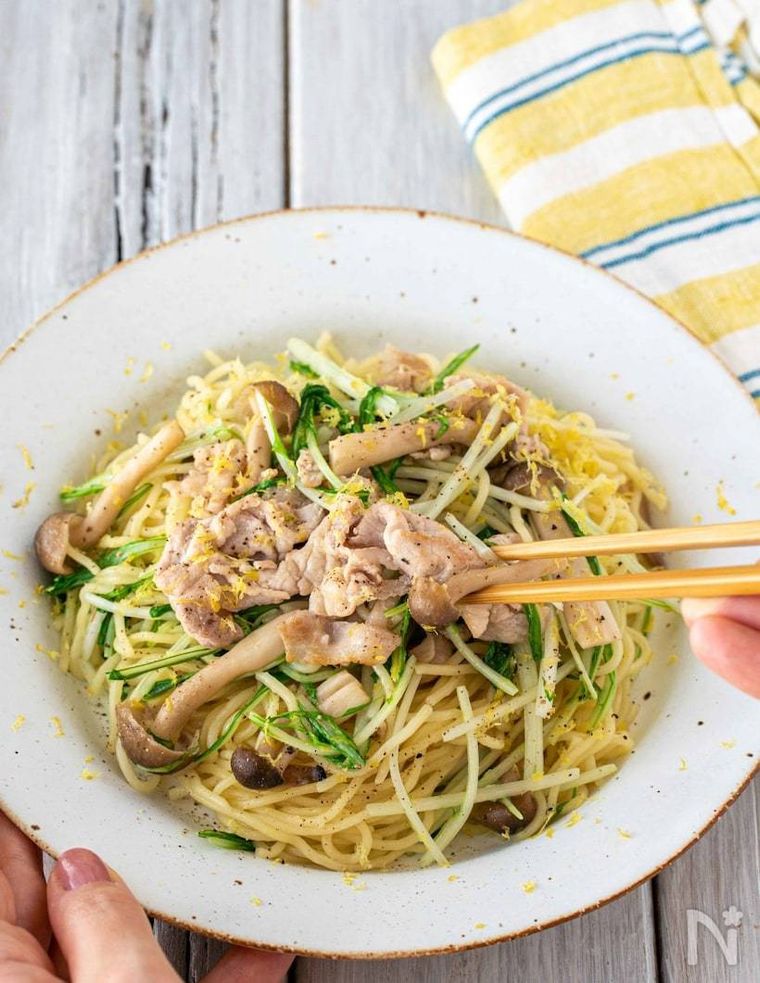 豚肉と水菜のうま塩レモン焼きそばが盛られた器に手を添えた様子