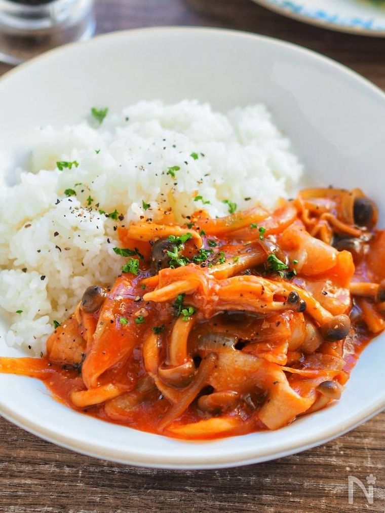 白い器に盛られたハッシュドポークと白米