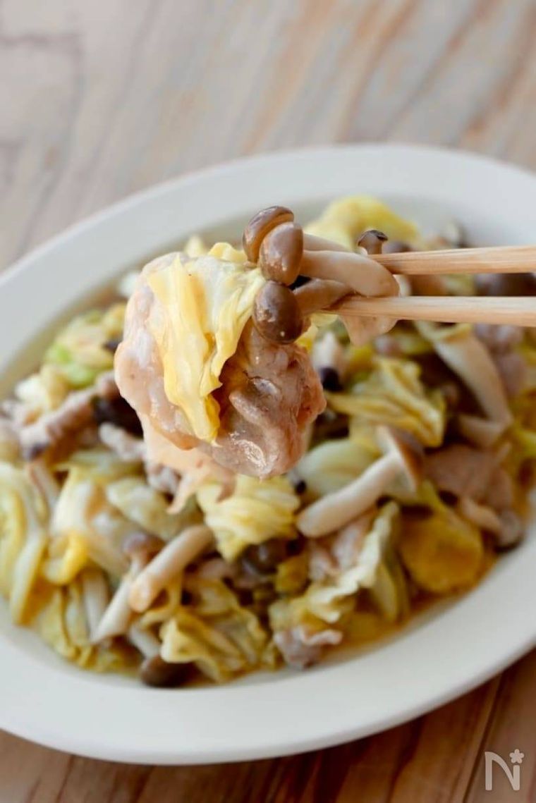 キャベツと豚こま肉のしょうがとろみあんをひとくち分箸で持ち上げた様子