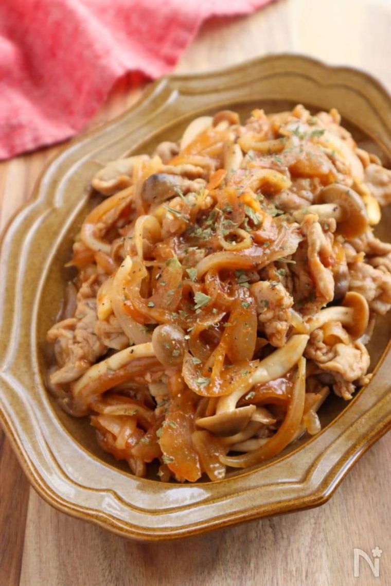 茶色いプレートに盛られた豚こま肉のポークチャップ