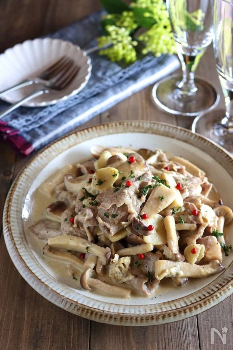 平らの器に盛られた豚しゃぶ肉ときのこのチーズクリーム煮と取り皿