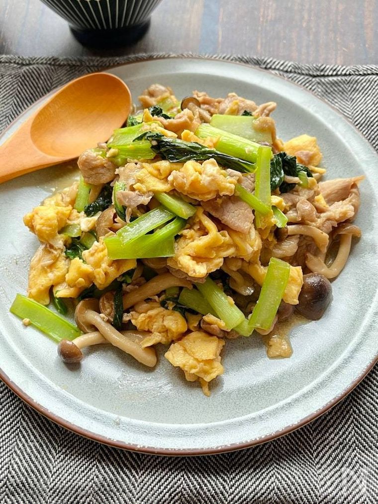 豚肉と小松菜のふわたま炒めと木製のスプーン
