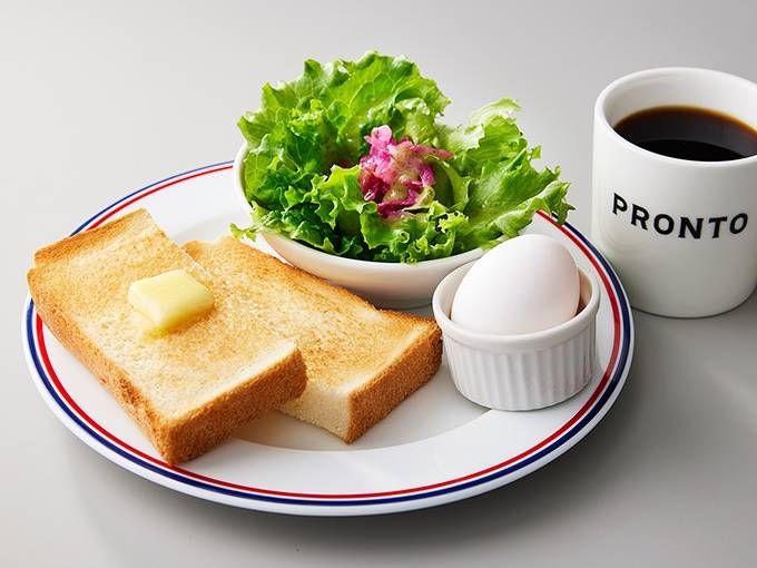 トースト、ゆで卵、サラダが盛り合わせになっている