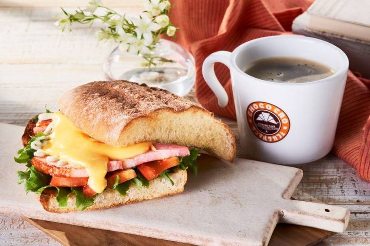 ホットサンドとコーヒーが置かれている