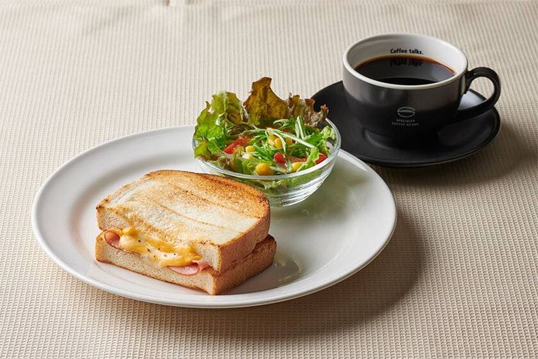 ハムチーズトースト、サラダ、コーヒーが置かれている