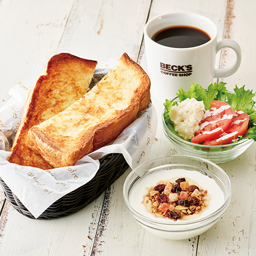 トースト、サラダ、グラノーラヨーグルト、コーヒーが並んでいる